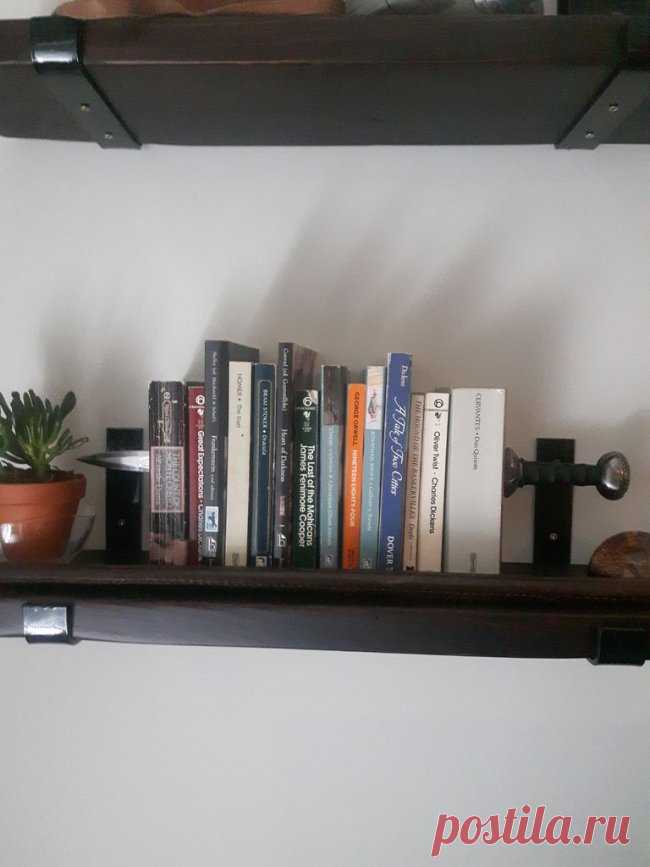 Книгодержатели, имитирующие меч, проходящий сквозь книги