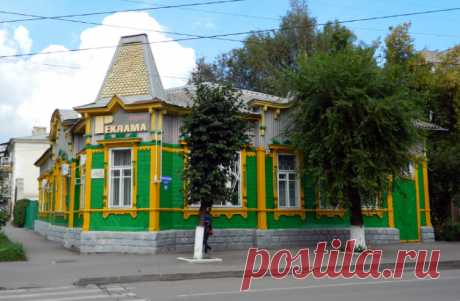 👪 + 🚍 = ⛱ ЧТО ЗА ГОРОД СЫЗРАНЬ - ПОЧЕМУ ОБЯЗАТЕЛЬНО НУЖНО ПОСЕТИТЬ 💛💚💙 11 ВЫПУСК

Дом Маркушиной
Дом потомственной почетной гражданки города выделяется среди собратьев причудливой конструкцией в стиле модерн. Это бревенчатое сооружение на каменном цоколе с угловым решением в виде башни с декоративным шатром.

Кровля покрыта лемехом, имитирующим черепицу, стены украшены пилястрами и карнизами, окна обрамлены резными наличниками, декор желтого цвета в контрасте с темно-зеленой основой.