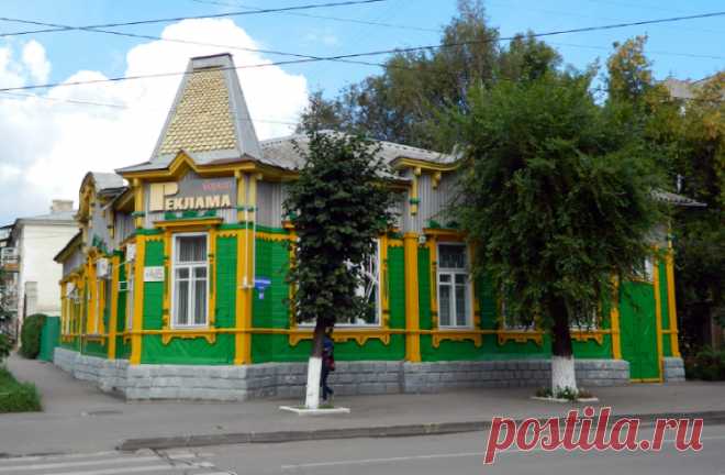 👪 + 🚍 = ⛱ ЧТО ЗА ГОРОД СЫЗРАНЬ - ПОЧЕМУ ОБЯЗАТЕЛЬНО НУЖНО ПОСЕТИТЬ 💛💚💙 11 ВЫПУСК

Дом Маркушиной
Дом потомственной почетной гражданки города выделяется среди собратьев причудливой конструкцией в стиле модерн. Это бревенчатое сооружение на каменном цоколе с угловым решением в виде башни с декоративным шатром.

Кровля покрыта лемехом, имитирующим черепицу, стены украшены пилястрами и карнизами, окна обрамлены резными наличниками, декор желтого цвета в контрасте с темно-зеленой основой.