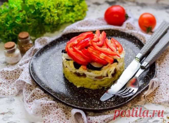 ​Салат с семгой, адыгейским сыром и черносливом