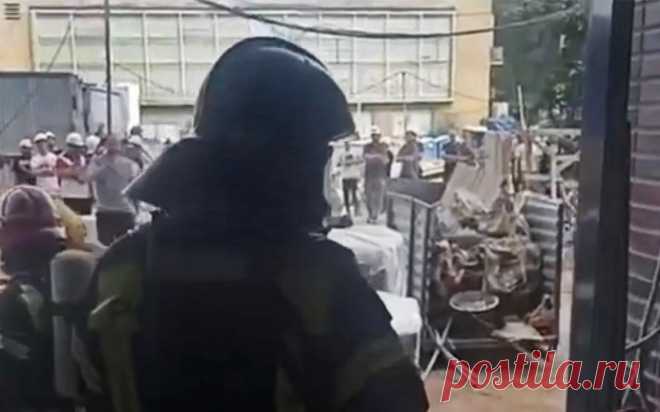 На севере Москвы спасли заблокированных на стройке из-за пожара рабочих. В Москве 15 строителей оказались заблокированы на верхних этажах строящейся многоэтажки в Тимирязевском районе.