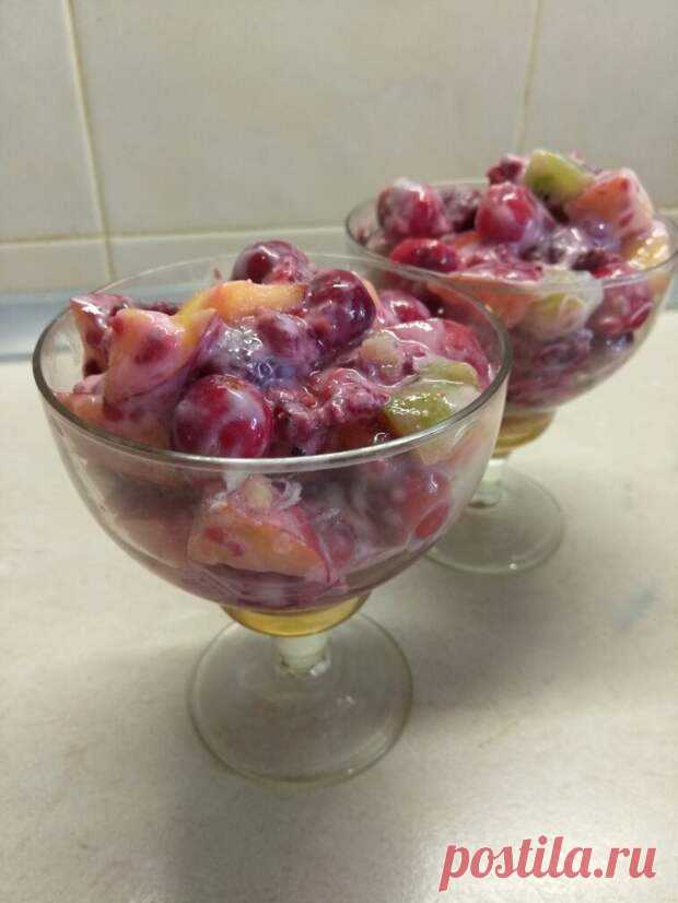 Фруктовый салат из летних фруктов - ФотоРецепт - медиаплатформа МирТесен Фруктовый салат из летних фруктов Ингредиенты Нектарины или персики, абрикосы - 2 шт. Малина - 150 гр. Вишни - 150 гр. Киви - 1 шт. Йогурт 1,6% - 200 мл. 30 минут, порций:2, ЛегкоФрукты – все вкусны и полезны, и, конечно хороши сами по себе. Особенно полезны сезонные ягоды и фрукты, ведь в них