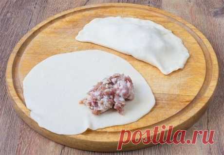 Сочные чебуреки

Поделись рецептом с другом 

Ингредиенты:

Мука — 4 стак.
Вода — 1,5 стак.
Водка — 1 ст. л.
Яйца куриные — 1 шт.
Масло растительное — 2 ст. л.
Соль — 0,5 ч. л.
Сахар — 0,5 ч. л.
Фарш свиной — 500 г
Лук — 2 шт.

Приготовление:

1. В миску перекладываем фарш, который сделали из нескольких видов мяса. Смешиваем фарш с зеленью и луком.
2. В миску высыпаем муку, в нее выливаем стакан горячей воды и высыпаем щепотку соли. Перемешиваем тесто руками или лопаткой и...