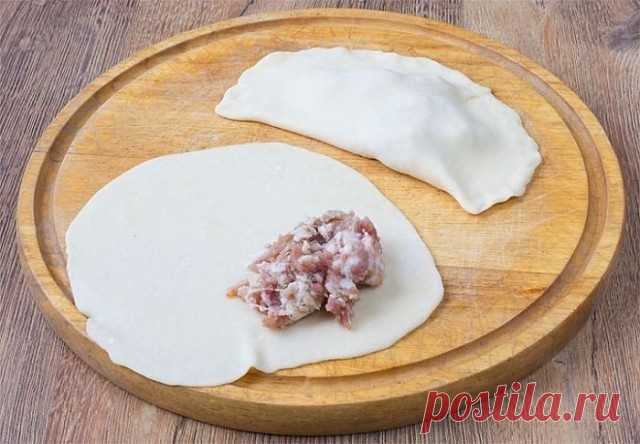 Сочные чебуреки

Поделись рецептом с другом 

Ингредиенты:

Мука — 4 стак.
Вода — 1,5 стак.
Водка — 1 ст. л.
Яйца куриные — 1 шт.
Масло растительное — 2 ст. л.
Соль — 0,5 ч. л.
Сахар — 0,5 ч. л.
Фарш свиной — 500 г
Лук — 2 шт.

Приготовление:

1. В миску перекладываем фарш, который сделали из нескольких видов мяса. Смешиваем фарш с зеленью и луком.
2. В миску высыпаем муку, в нее выливаем стакан горячей воды и высыпаем щепотку соли. Перемешиваем тесто руками или лопаткой и...