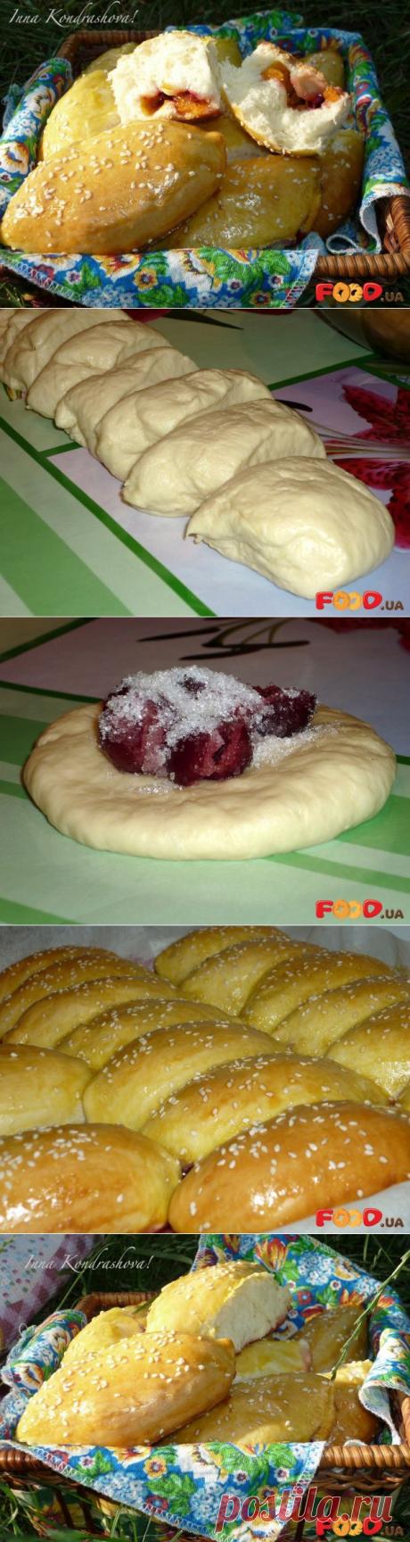 Пирожки с вишней и абрикосом.