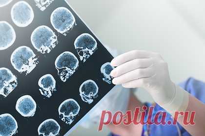 Чип в мозгу позволил общаться силой мысли. Команда немецких и швейцарских исследователей провела операцию по имплантации микрочипа в мозг 34-летнего парализованного в результате амиотрофического склероза мужчины. С помощью микрочипа с игольчатыми электродами, которые улавливали нервные импульсы, мужчина смог общаться силой мысли.