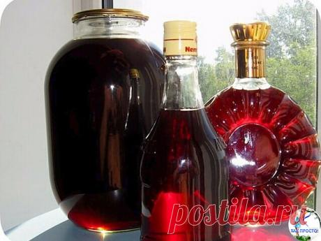 ГОТОВИМ НАЛИВКУ «ЧЕТЫРЕ НА ЧЕТЫРЕ» 

4 стакана сахара

4 стакана воды

4 стакана ягод

4 стакана водки

Сахар заливаем теплой кипяченой водой, чтобы он не осел на дно, а разошелся равномерно. Затем засыпаем мытые и обсушенные ягоды целиком, не размятыми. Фейхоа – единственная ягода, которую нужно нарезать половинками, а если крупная, то и четвертинками. Теперь остается добавить водку и запастись терпением.

Это количество жидкости переливаем в стеклянную банку (должно впри...