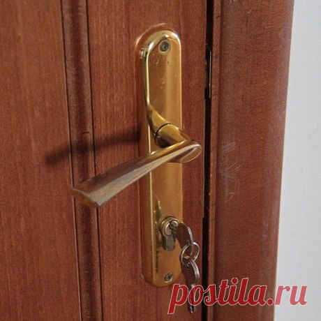 С целью профилактики краж из квартир и домовладений, полиция Адыгеи обращает внимание жителей республики на необходимость обеспечения сохранности своего имущества. Для этого необходимо соблюдать следующие правила.

1. Внимательно отнеситесь к установке входной двери. Лучше, если она будет с внутренними креплениями и утоплена в коробку.

2. Установите замки различной конструкции накладной и врезной. Причем расстояние между замками должно быть не менее 15 сантиметров. Приобр...