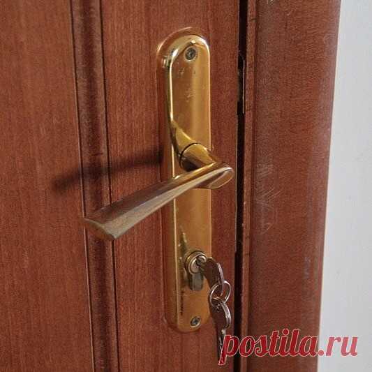 С целью профилактики краж из квартир и домовладений, полиция Адыгеи обращает внимание жителей республики на необходимость обеспечения сохранности своего имущества. Для этого необходимо соблюдать следующие правила.

1. Внимательно отнеситесь к установке входной двери. Лучше, если она будет с внутренними креплениями и утоплена в коробку.

2. Установите замки различной конструкции накладной и врезной. Причем расстояние между замками должно быть не менее 15 сантиметров. Приобр...