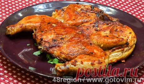 Цыпленок тапака. Рецепт с фото Цыпленок табака - правильно ли мы называем блюдо в обиходе или нет, уже, мне кажется, не важно. Название закрепилось в меню ресторанов и умах сограждан. Блюдо отлично смотрится как за повседневным, так и за праздничным столом. Один цыпленок - две ну очень сытных порции. Приятного аппетита!