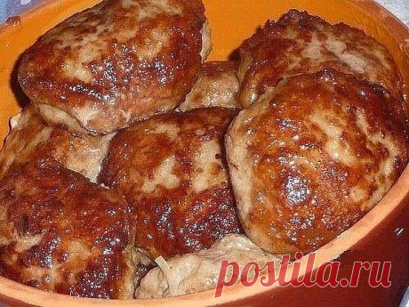 Обалденные-Курино-говяжьи сочные котлетки.
Сочные и нежные котлетки ! СОХРАНИТЕ РЕЦЕПТ !

Ингредиенты:

●Говядина 300 г прокрутить на мясорубке
●Филе куриное 1 шт. нарезать маленькими кубиками
●1 яйцо
●соль, перец
●2 сырые картошинки на мелкой терке
●3 кусочка булочки заранее замочить в водичке или молоке
●лук 2 шт. на мелкой терке
●раст. масло

Приготовление:

Все соединить, тщательно перемешать. Если фарш получился густой и плотный, добавить воды ледяной или молочка. сфо...