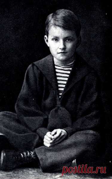 ПЕРВАЯ  ЛЮБОВЬ  ШОСТАКОВИЧА | Жизнь Замечательных Людей 
	 Первая любовь Шостаковича


	
		
			 
			
				
				
				
					
						
						
						
							
								 
								  
								
									  
									 
									 
									  Летом 1923 года врачи обнаружили у семнадцатилетнего Дмитрия туберкулез. Здоровье юноши было...