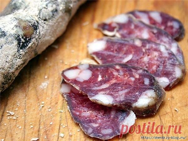 3 РЕЦЕПТА НАТУРАЛЬНОЙ СЫРОВЯЛЕНОЙ СУХОЙ КОЛБАСЫ СВОИМИ РУКАМИ

Готовы к экспериментам на кухне? Тогда предлагаю вам отличный рецепт приготовления сыровяленой колбаски в домашних условиях. Это простой и натуральный вариант любимой колбаски. 
 
 
1-ый рецепт сыровяленой колбасы своими руками
 
1.Ингредиенты: 
 
Мясо - 1,5 килограмма 
Сало - 700 грамм 
Соль - 3 ст. ложки 
Перец - 0,5 чайных ложки 
Сахар - 2 ст. ложки 
Водка - 1,5 ст. ложки 
Коньяк - 50 миллилитров 
Кишки - 1 ...