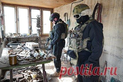 Росгвардейцы нашли цех бригады «Азов» в ДНР со взрывчаткой. В Донецкой народной республике (ДНР) сотрудники Росгвардии и военной контрразведки нашли цех бригады «Азов» (запрещенная в России террористическая организация). Там производили самодельные взрывные устройства (СВУ), которые невозможно было обезвредить. Обнаружить цех удалось во время разведки в жилом доме.