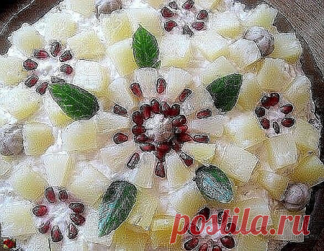 Новогодний салат «Ананасовый букет»
Ананасы и курица прекрасно сочетаются друг с другом. Если планируете приготовить на Новый год очаровательный и очень вкусный салат, тогда воспользуйтесь этим рецептом.
Ингредиенты:
500 г куриной грудки
3-4 луковицы
4-5 яиц
400 г маринованных шампиньонов 
2 картофеля
200 г сыра
1 банка консервированных ананасов
майонез
Отварите мясо с добавлением лаврового листа, чеснока, душистого и черного перца. Отсудите, нарежьте кубиками. 
Нарежьте л...