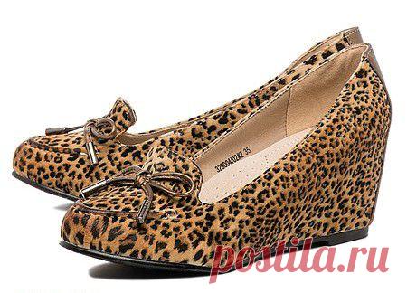 Модные туфли с рисунком - Принт на туфлях может быть любой. Будь то шотландская клетка, разноцветный горох или разноцветные полоски. Сегодня наиболее актуальны туфли с рисунком, имитирующим шкуры животных или рептилий, а также с растительным принтом.