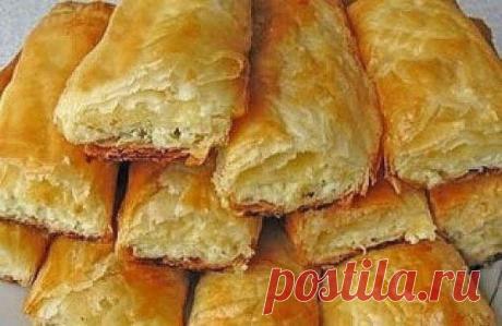 СЛОЕННОЕ ТЕСТО 
МЯГКОЕ И ХРУСТЯЩЕЕ,СЛОИСТОЕ И ВКУСНОЕ!
ИНГРЕДИЕНТЫ:
Маргарин (комнатной температуры) — 200 г 
Желток яичный — 1 шт 
Сметана (кефир,простокваша) — 100 мл 
Соль (щепотка) — 1 г 
Мука — 500 г 
ПРИГОТОВЛЕНИЕ:
В муку отправляем маргарин, или сливочное масло, можно взять по 100 г каждого продукта. Превращаем все в крошку, это делается довольно быстро, руками.
Затем добавляем желток и сметану(или кефир - что есть).
Замешиваем тесто. Если тесто липкое, подсыпаем муку. 
Отправляем в х