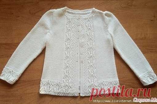 Простая кофточка регланом сверху, Взяла узор ленивые медвежьи лапки - там узор вяжется только в лицевых рядах, а в изнаночных - просто по рисунку петли провязываются. Регланная линия - кусочек мережки из того же узора, прибавки - накиды, кофточка-то летняя, пусть будет побольше дырочек ) Рукавчик короткий, туда тоже кусочек узора, а уже весь пустила по низу кофточки. 
Еще кофточка, теперь вязала снизу вверх, полочки и спинка все вместе, затем рукава и сшивала. Узорчик - п...