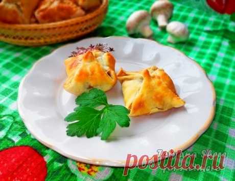👌 Слойки с грибами и сыром, рецепты с фото Я очень люблю разную выпечку из слоеного теста. Причем в одинаковой степени как сладкую, так и несладкую. А потому у меня в морозилке всегда припасена пачечка слоеного теста.   
В...