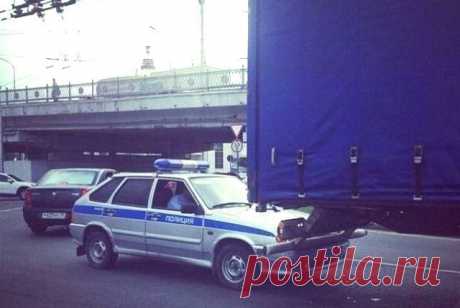 В Краснодаре полицейская машина врезалась в фуру, которую преследовала