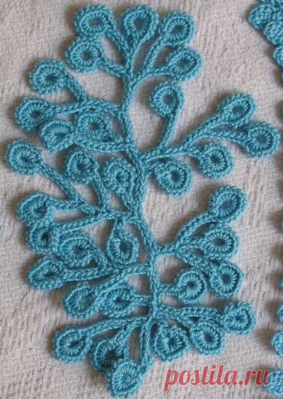 Вяжем листья папоротника и ещё несколько элементов.