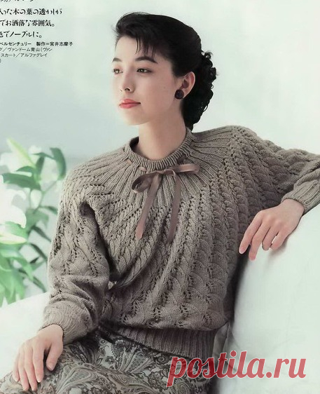 Связанный от горловины пуловер.