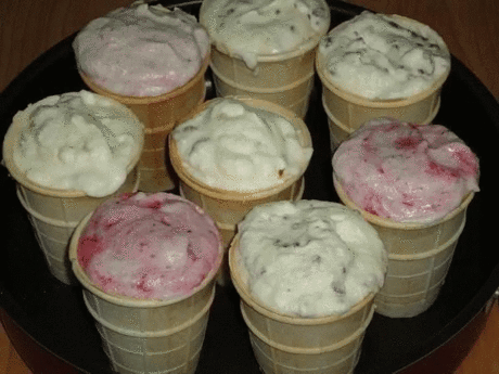 Домашнее мороженое, вкус того самого советского пломбира
Ингредиенты: 
Сахар – 2 стакана 
Молоко –1 литр 
Масло сливочное – 100гр 
Крахмал – 1 ч.л. 
Желтки яичные – 5 шт. 
Приготовление: 
Сливочное масло опускаем в подогретое молоко и доводим его до кипения. В другой емкости соединяем сахар, крахмал и желтки, перемешиваем и растираем все до однородной массы. После чего добавляем сюда немного молока, в результате должна получиться масса по консистенции как жидкая сметана. Тем временем молоко