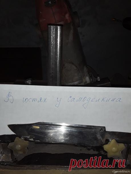 Приспособление для нарезки долов на ноже Здравствуйте в сегодняшней статье я хочу рассказать про то как я до этого дошел. Большую часть своих ножей я делал без долов потому что я считал что это пока не по моему умению потому что как то пробовал нарезать долы болгаркой, но так и не получилось ровно. Даже тренировался на листе металла в
