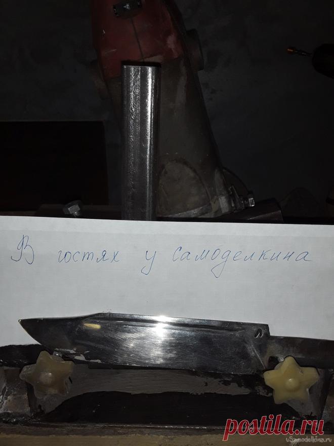 Приспособление для нарезки долов на ноже Здравствуйте в сегодняшней статье я хочу рассказать про то как я до этого дошел. Большую часть своих ножей я делал без долов потому что я считал что это пока не по моему умению потому что как то пробовал нарезать долы болгаркой, но так и не получилось ровно. Даже тренировался на листе металла в