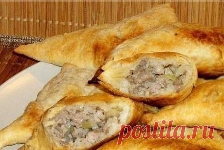 ПРОГЛОТАЙКИ - ПИРОЖКИ ИЗ ТВОЕГО СЛОЕНОГО ТЕСТА  **Главное -пошагово! *Тесто мягкое: маргарин/масло 200г -растопи, остуди. В чашу: желток 2шт, сметана 1ст, растопл/масло -мешай, мука 500г -вымеси, и в холод на 30мин. *Раскатай и пополам, катай и вдвое -и несколько раз. *Начинка: фарш и лук -обжарь, перец, специи, чеснок, зелень. *Тесто -на 4квадрата, начинка -и в треугольник. *В духовку на 10мин, при 180. *Чудо слоёное тает во рту!