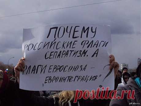*Украинская матрица: Львы подавились салом жирафа*.    Ну что тут скажешь. Всё грамотно и по законам жанра. Быку показывают одну красную тряпку, потом другую и он послушно  бежит. (Извиняюсь за быка, но очень похоже, сколько лет  коррида  идёт, а бык всё так же покупается). Заводы стоят, наука загибается, здоровые репродуктивные мужики гибнут, а мы с пеной у рта кричим то *Бей*, то *Обнимемся славяне*. А нефтяные и газовые скважины качают из недр денежку  нужный карман.