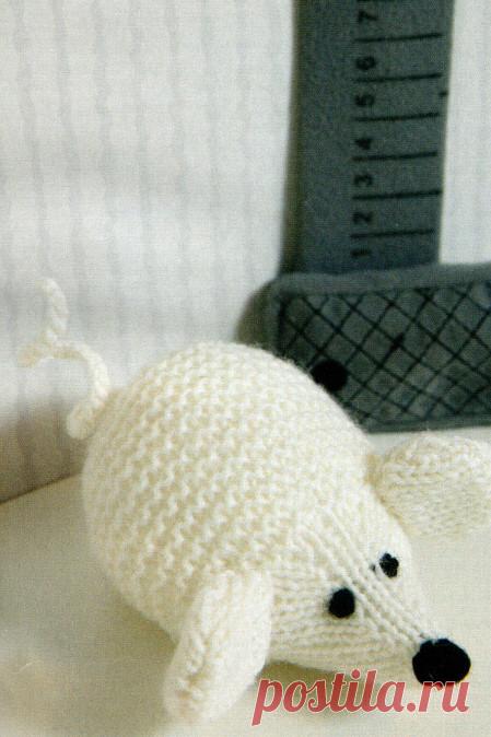 Белая мышка, вязаная спицами.