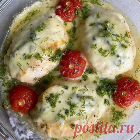 ​Куриная грудка со шпинатом в сливочном соусе Ингредиенты:Куриные грудки &mdash; 3 шт.Шпинат &mdash; 100 г&nbsp;Моцарелла 45% &mdash; 90 г&nbsp;Сливки 10% &mdash; 100 мл&nbsp;Коктейльный томат &mdash; 125 г&nbsp;Кокосовое масло, рафинированное &mdash; 5 мл&nbsp;Соль &mdash; по вкусу&nbsp;Итальянские травы&nbsp;&mdash; по...