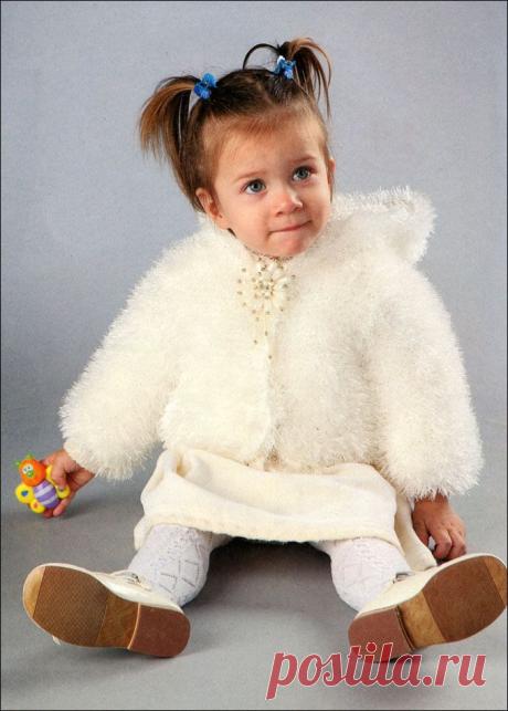 Пушистая белая курточка, для малышки 1-2 лет. Спицы