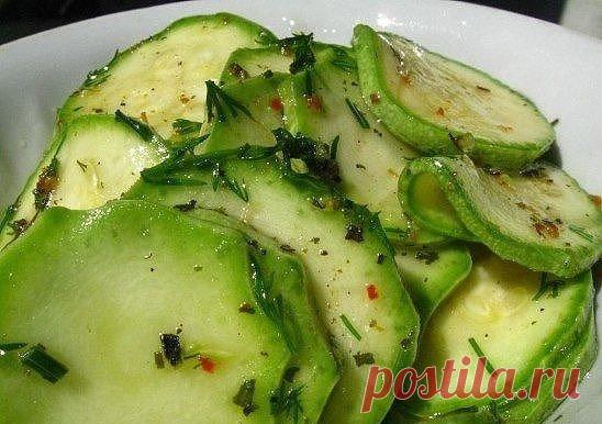 Попробуйте такой замечательный рецептик! Это удивительное по своему вкусу и приготовлению блюдо я впервые попробовала на пикнике. Одна знакомая угостила нас этой закуской. Естественно, что после первого стола маринованных кабачков в тарелке не осталось совсем, потому что их необычный вкус понравился всем. Потом я приготовила их сама, и снова уже мои знакомые были удивленны вкусом маринованных кабачков. Пока на рынке еще есть молодые кабачки, очень вам советую поспешить приготовить маринованные к