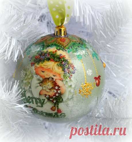 Ногодний шар. Пластик 10см, окрашен, декупаж,контурная роспись