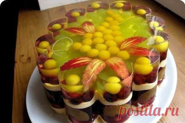 Сборник вкуснейших тортиков для наших деток 

Рецепт 1. Желейно-фруктовый торт

Ингредиенты:

Сахар-песок - 1.50 ст. 
Яйцо куриное (белок сухой) - 4.00 шт 
желе разных цветов - 3.00 гр. 
Банан - 1.00 шт. 
Киви - 2.00 шт. 
Апельсиновый нектар - 1.00 шт. 
Йогурт Чудо Яблоко-Мюсли - 1.00 шт 
измельченные грецкие орехи - 100.00 гр 
Молоко сгущённое с сахаром
Сахар ванильный.
Для смазывания формы сливочное масло 

Приготовление: 

Яйца взбиваем с сахаром при помощи миксера в од...