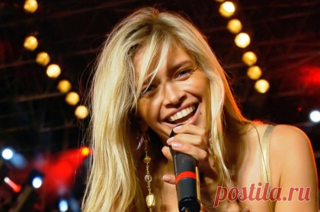 Вера Брежнева осталась без ВНЖ в России. ИП певицы в РФ ликвидировано, а в причинах говорится об аннулировании документа, подтверждающего право временно или постоянно проживать в стране.