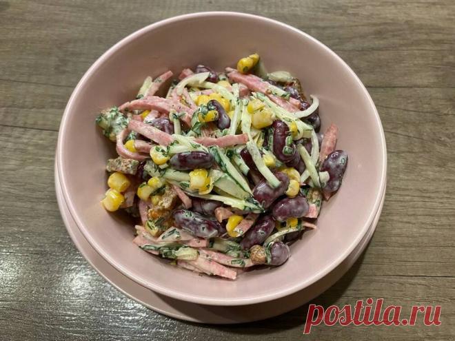 Салат с фасолью кукурузой и сухариками