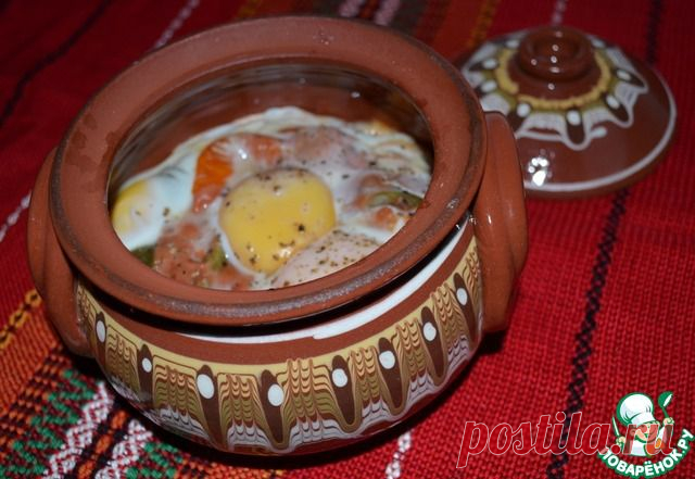 Запечённые яйца в горшочках.