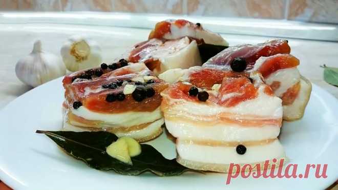 Это сало просто тает во рту, деревенский рецепт Сало в рассоле питательная вкусная закуска, особенно если приготовить его правильно. Если вы хотите сделать его мягким, чтобы оно буквально таяло во рту, тогда обязательно воспользуйтесь этим рецептом.ИнгредиентыИнгредиенты для рассола на 1 кг сала:вода – 1 л;соль – 4 ст.л.;лавровый лист;душистый