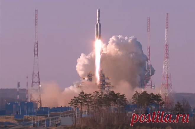 Первый пуск «Ангары-А5М» с Восточного состоится в 2027 году. Борисов сообщил, что первый пуск «Ангары-А5В» с кислородно-водородной третьей ступенью запланирован на 2030 год.