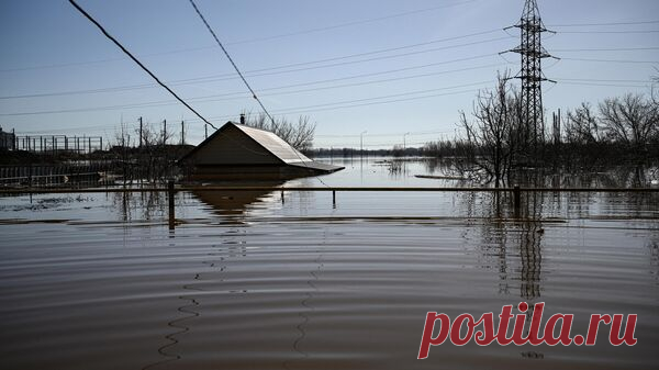 Волна паводка движется на село Илек в Оренбургской области