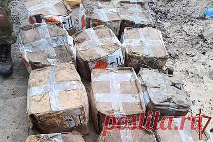 Росгвардейцы обезвредили в ЛНР бомбу с аммонитом весом в тонну. В Луганской народной республике (ЛНР) бойцы Росгвардии обнаружили и обезвредили взрывное устройство весом в тонну, собранное с использованием тротила и аммонита. Бомба была заложена ВСУ под полотно оживленной трассы между населенными пунктами. Ее нашли по информации от военной контрразведки ФСБ России.