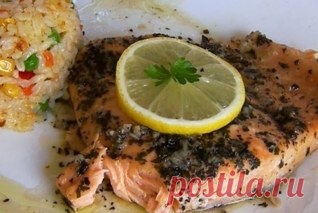 ЛОСОСЬ ЗАПЕЧЕННЫЙ В ФОЛЬГЕ. МАЛОКАЛОРИЙНАЯ ВКУСНЯТИНА)

Ингредиенты для двух персон:

2 кусочка по 170 г стейка лосося

6 столовых ложек оливкового масла

1 столовая ложка лимонного сока

1 чайная ложка молотого черного перца

Одна чайная ложка соли

1 столовая ложка свежей нарезанной петрушки

1 чайная ложка сушеного базилика

2 измельченных зубчика чеснока

В стеклянной миске смешать оливковое масло, лимонный сок, соль, перец, чеснок, базилик и петрушку. Поместить лосось...
