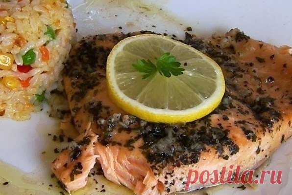 ЛОСОСЬ ЗАПЕЧЕННЫЙ В ФОЛЬГЕ. МАЛОКАЛОРИЙНАЯ ВКУСНЯТИНА)

Ингредиенты для двух персон:

2 кусочка по 170 г стейка лосося

6 столовых ложек оливкового масла

1 столовая ложка лимонного сока

1 чайная ложка молотого черного перца

Одна чайная ложка соли

1 столовая ложка свежей нарезанной петрушки

1 чайная ложка сушеного базилика

2 измельченных зубчика чеснока

В стеклянной миске смешать оливковое масло, лимонный сок, соль, перец, чеснок, базилик и петрушку. Поместить лосось...