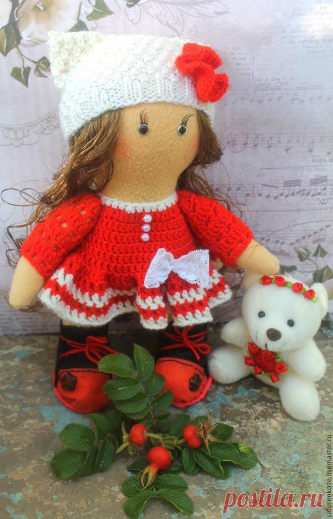 Кукла интерьерная текстильная авторская Варечка Купить или заказать Кукла интерьерная текстильная авторская Варечка в интернет-магазине на Ярмарке Мастеров. Очень яркая и активная девочка, с длинными ресничками и озорными кудрявыми волосами. Вышла со своим медвежонком погулять и насладиться последними солнечными деньками. Приятная на ощупь выполнена из флиса, на шапочке цветочек, на платьице бантик. Платье связано из детской полушерсти. Её не хочется выпускать из объятий) ...