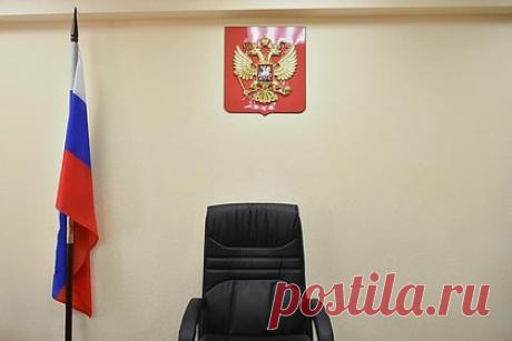 Избившие фотографа «Коммерсанта» российские охранники получили срок. Дорогомиловский районный суд Москвы назначил наказание двоим мужчинам в виде лишения свободы до двух лет за то, что помешали работе журналиста издания «Коммерсантъ». Сергей Гребенюков и Роман Московский признаны виновными по статье 144 УК РФ («Воспрепятствование законной профессиональной деятельности журналистов»).