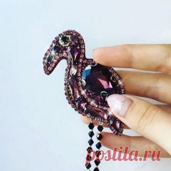 Очередная брошка будет сиять на груди своей хозяйки! #брошькупить #брошьфламинго #брошьручнойработы