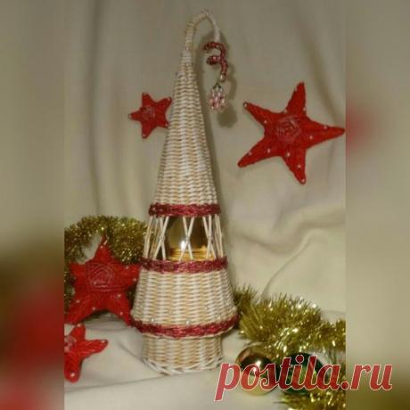 Ещё немного новогоднего настроения . Мини бар "Елочка" и новогодние звездочки. Елочка колер бежевый и патина белой краской, украшена блестками и перломутровыми пооубусинами. Звезды колер красный и полубусины) . Все трубочки 7 см, спица 1.5 мм.